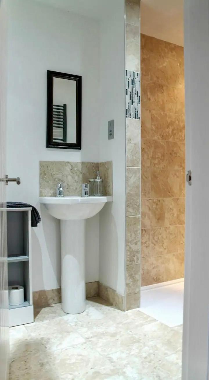 Queensgate , With Parking Apartment *