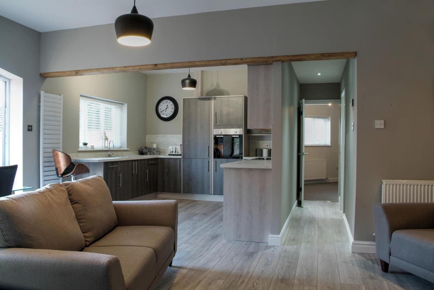 Apartment Queensgate , With Parking *