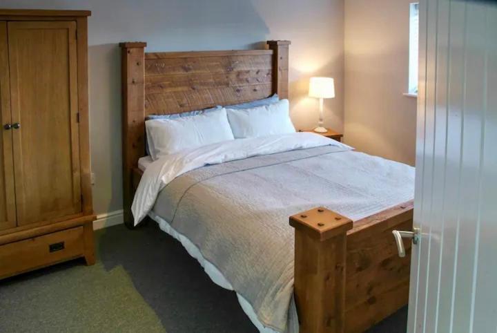 Apartment Queensgate , With Parking *